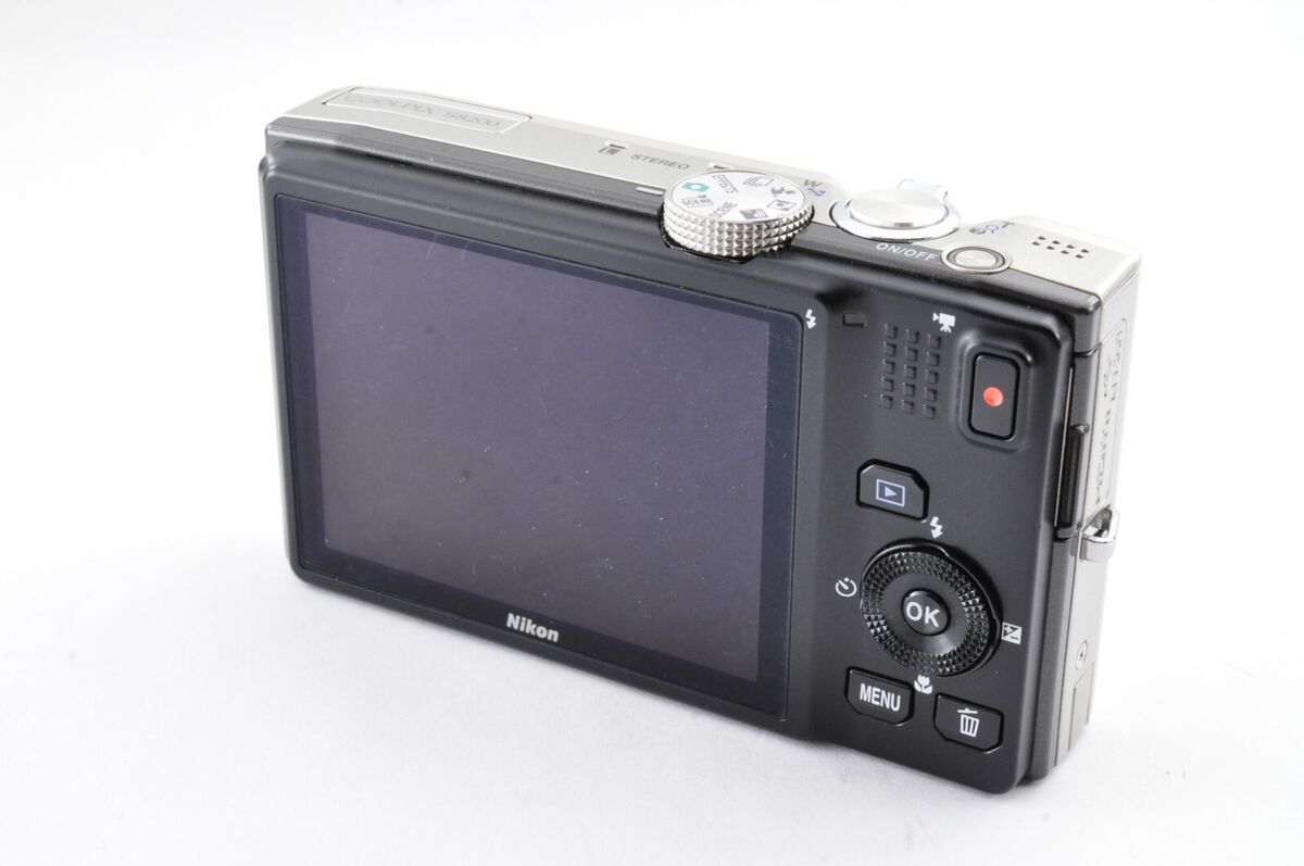 Nikon Coolpix S8200 16.1MP Digital Camera Silver w/Battery Nikon Coolpix S8200 16.1MP Digital Camera Silver w/Battery