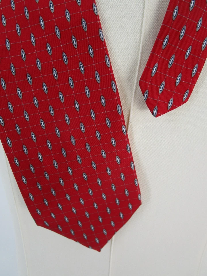 Gravata Claybrooke masculina vermelha geométrica 56" de comprimento 4" de largura seda pura EUA vintage - Imagem 2 de 4
