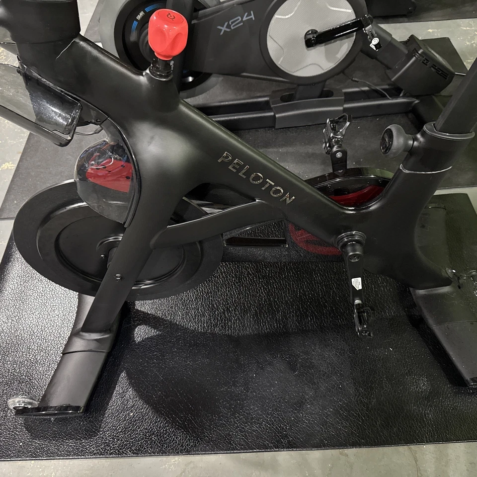 Bicicleta estática Peloton + cebada usada Foto 4 de 4
