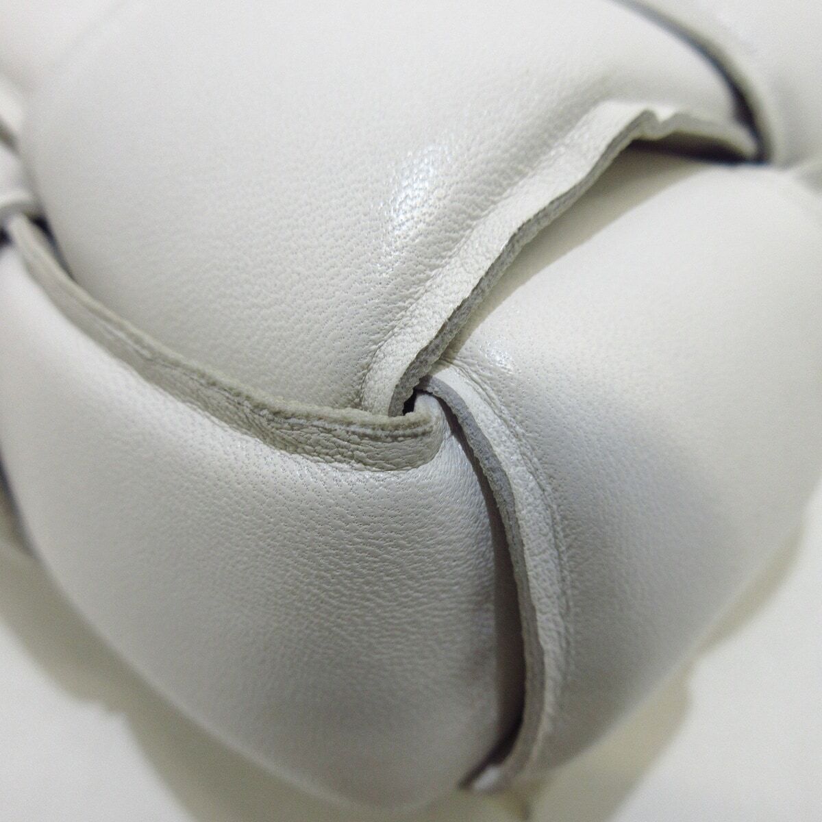 Auth BOTTEGA VENETA Padded Cassette 591970 White Leather Auth BOTTEGA VENETA Padded Cassette 591970 White Leather