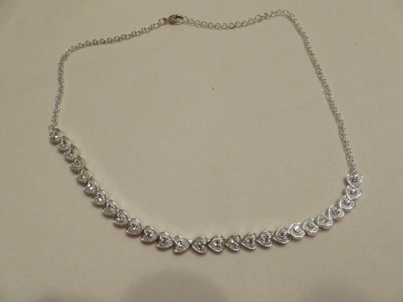 Kette / Halskette mit funkelnden Herzen - versilbert 