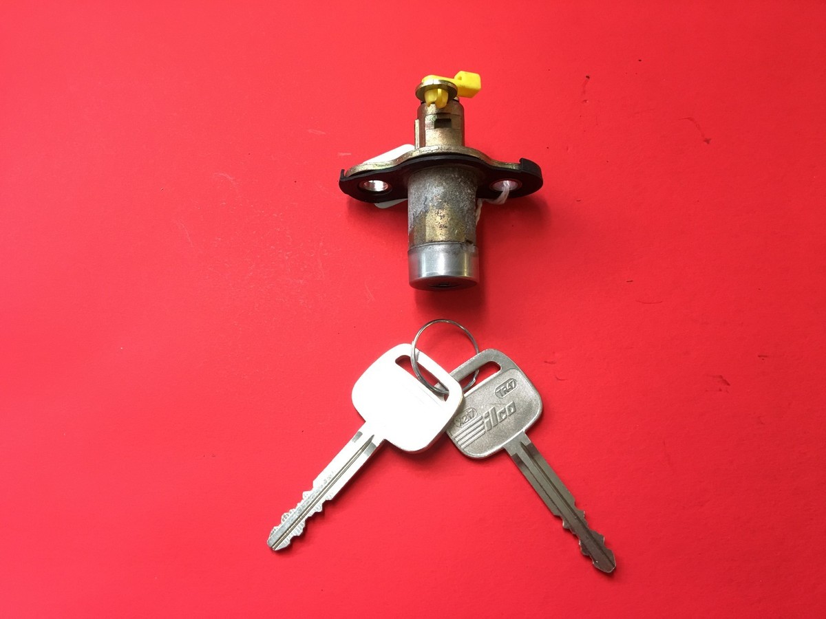 2000-2001 Toyota Camry Trunk Lock Cylinder 2 Keys | 6905533330