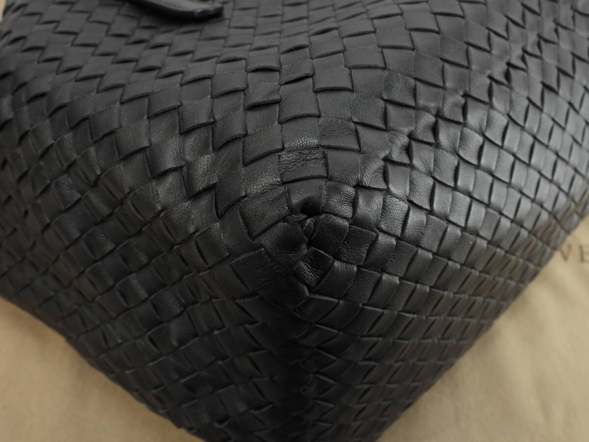 Bottega Veneta Chester Small Intrecciato Leather Black Tote Bag thumbnail 6