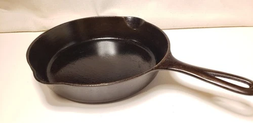 Griswold Cast Iron Skillet. No. 6. 9-1/8", 699 M. Small Block Logo. Seasoned