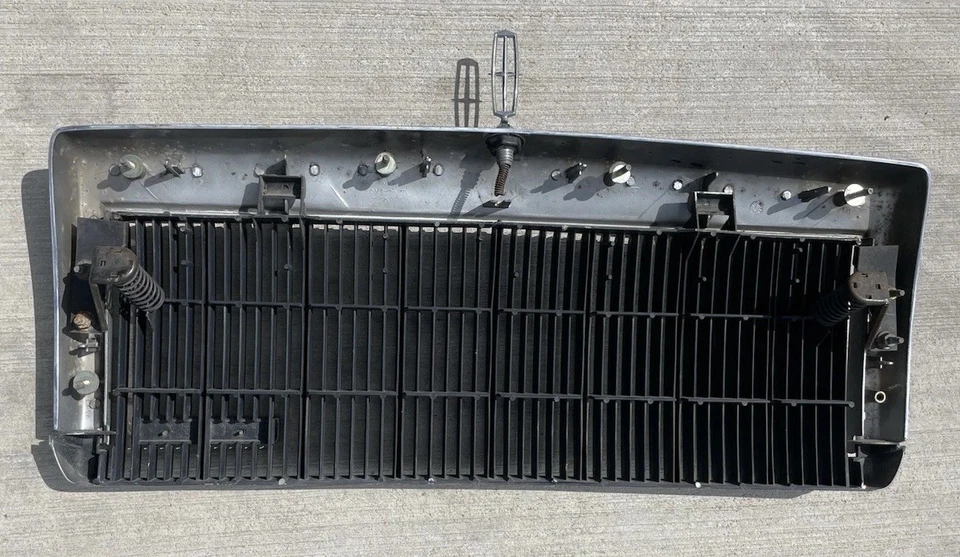 Lincoln Town Car 1990-1994 OEM cromo parrilla superior emblema Foto 2 de 2