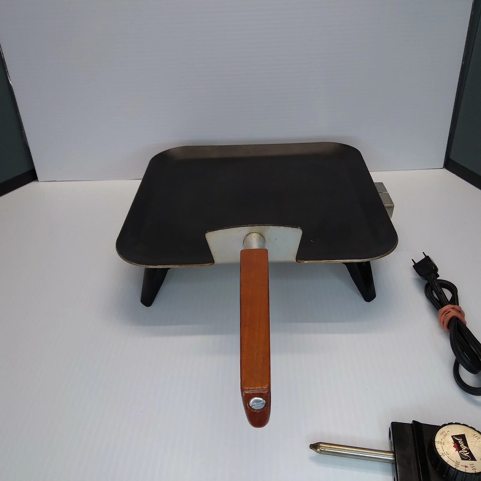 Vintage Regal Electric Immersible 11" Griddle Rare Wooden Handled Mod 6715