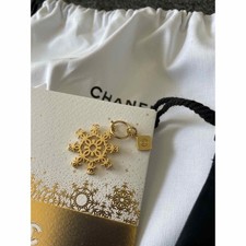 CHANEL 4-Piece Set: Snowflake Charm, 2 Pouches, and Card jp