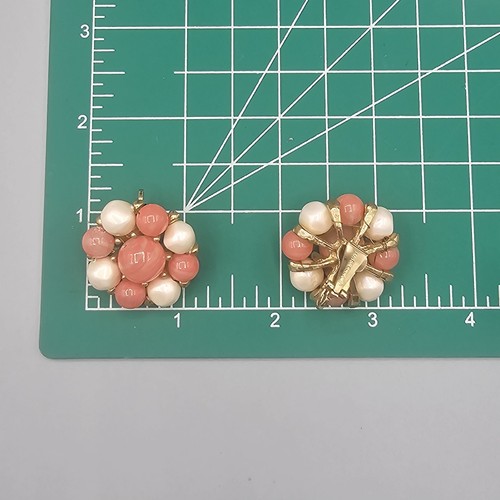 Pendientes de clip Marvella de colección imitación perla rosa rayas racimo de flores con cuentas - Imagen 7 de 7