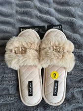 BEBE Faux Fur Slippers Memory Foam Jeweled Gold Logo Elegant Pretty Cream Sz 9