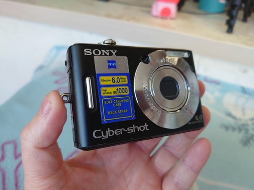 Sony Cyber-Shot DSC-W40 6.0 MP Digital Camera - Black Fully Working Good Shape - Picture 2 of 20