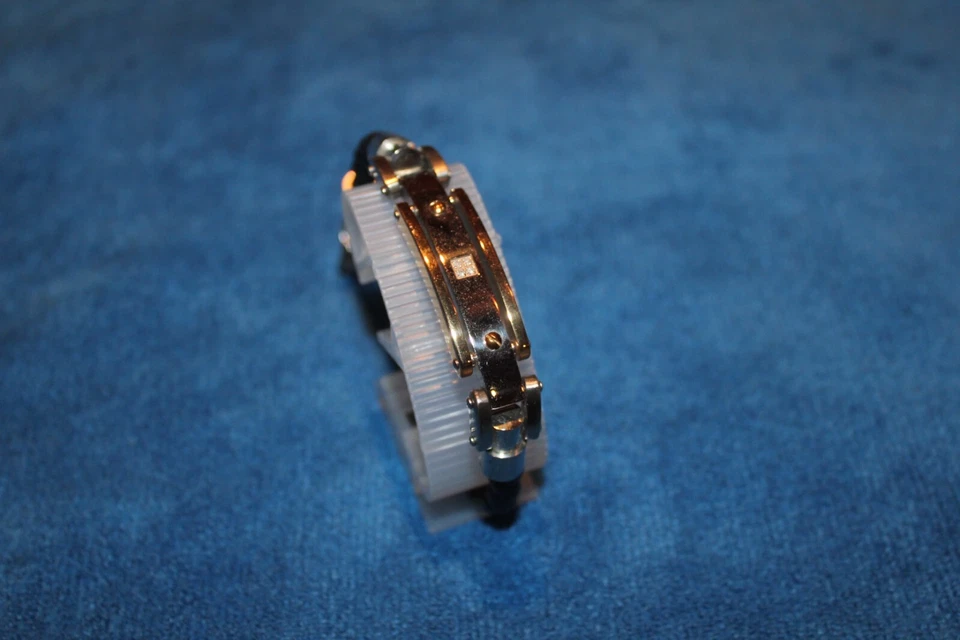 Brazalete de acero inoxidable y cuero con detalles de diamantes para hombre Foto 3 de 4