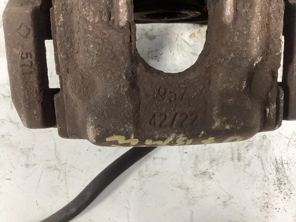 Pinza de freno trasera izquierda del lado del conductor BMW X3 E83 2007-2008 con manguera de tubo OEM. Foto 4 de 4