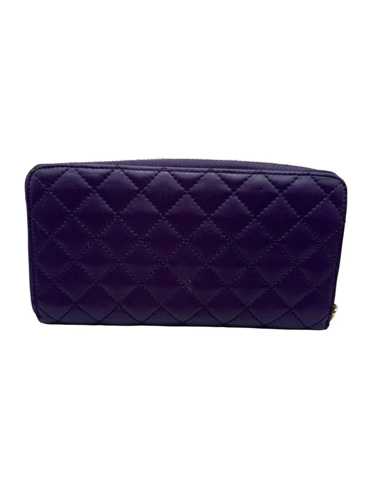 Cartera sin asas Juicy Couture acolchada de cuero con tachuelas púrpura con cremallera alrededor Foto 4 de 4