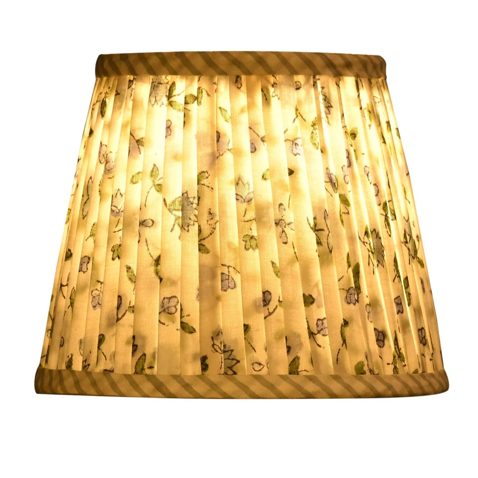 Pantalla de lámpara plisada con estampado de bloques azul floral mediana 4" superior x 6" inferior x 5" alto... Foto 4 de 4