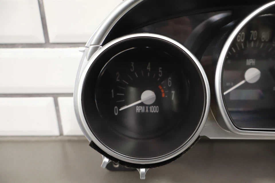 Cuadro de instrumentos velocímetro Chevy SSR 2003-2004 140 mph fabricante de equipos originales con borde satinado Foto 2 de 4