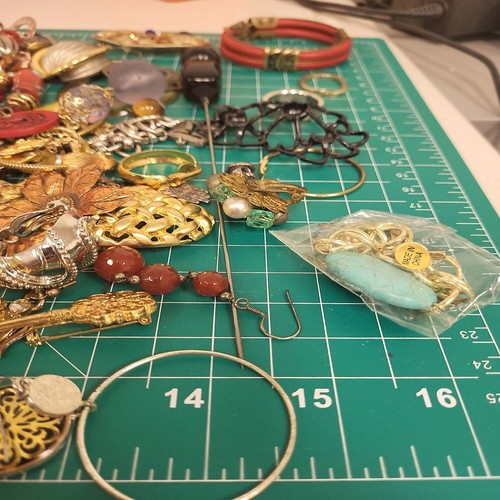 Vintage Costume Jewelry Lot Mixed Styles Brooches Necklaces Earrings Rings 2 LB - Bild 10 von 13