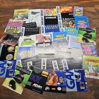 Lotto 39 manuali videogiochi Nintendo Gameboy vintage libretti attrezzi gioco poster