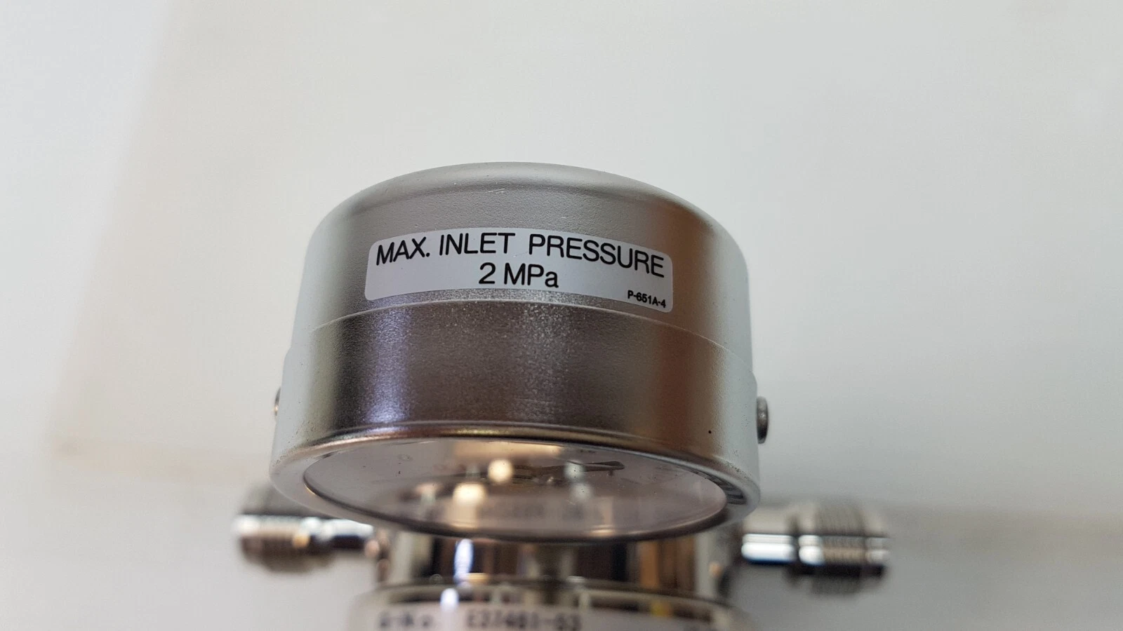 Label on the gauge case: max. inlet pressure 2 MPa