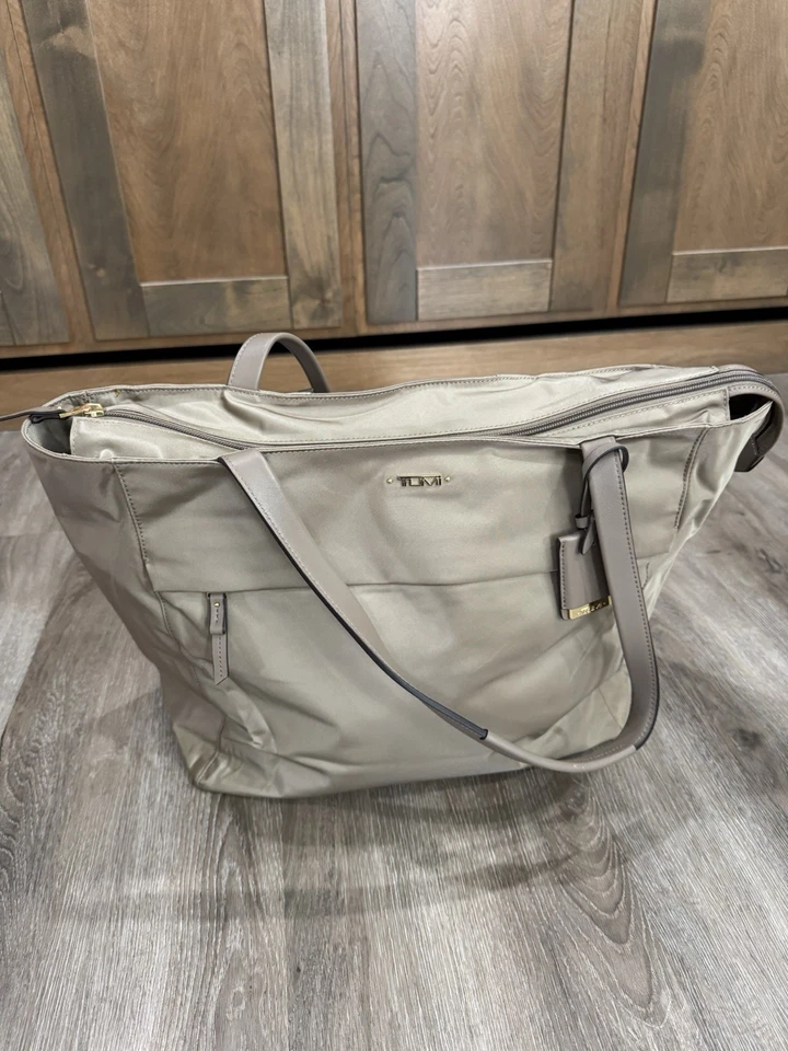 Bolso de hombro Tumi de nailon beige Foto 2 de 4