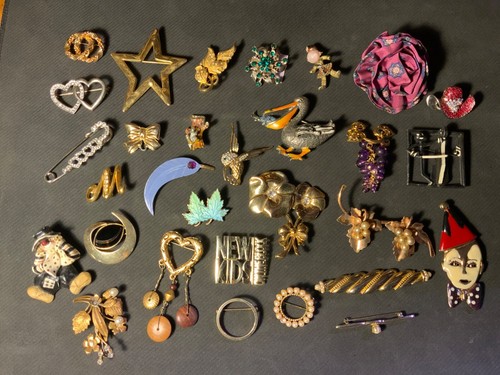 lot of 30 vintage and modern brooches / pins from grandma’s nightstand