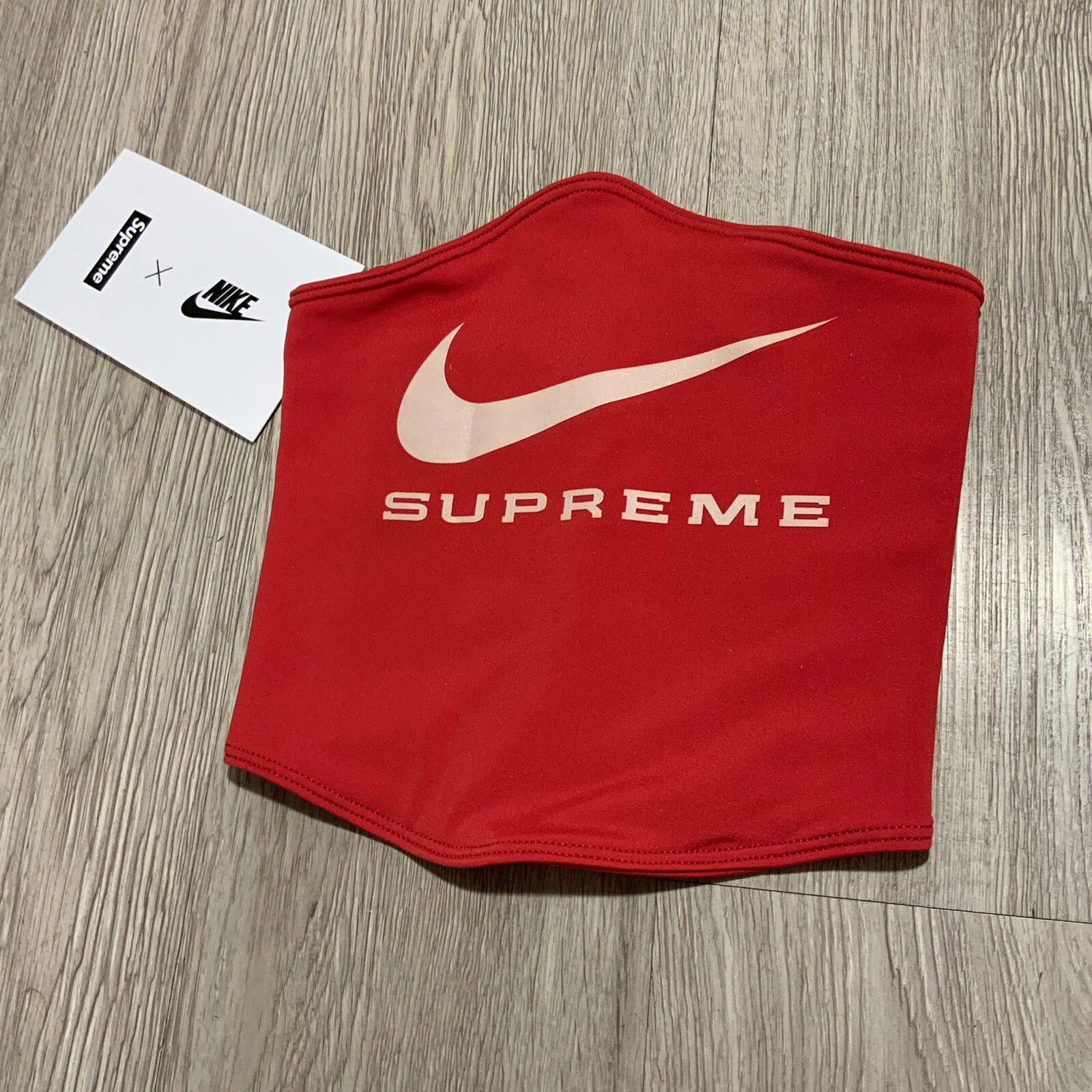 Neuf Supreme Nike col chauffant rouge