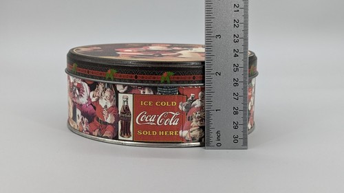 1996 Navidad "Querido Santa Pausa Aquí" Temporada Coca Cola Saludos 6" Lata Redonda - Imagen 4 de 9