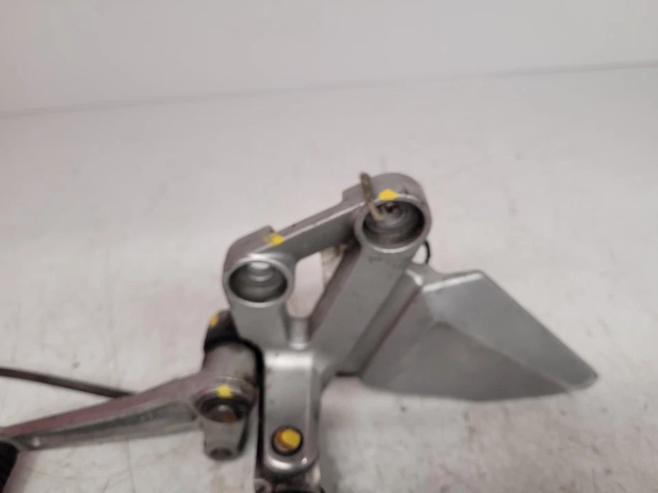 Reposapiés delantero izquierdo Suzuki SV650 2008 Foto 3 de 4