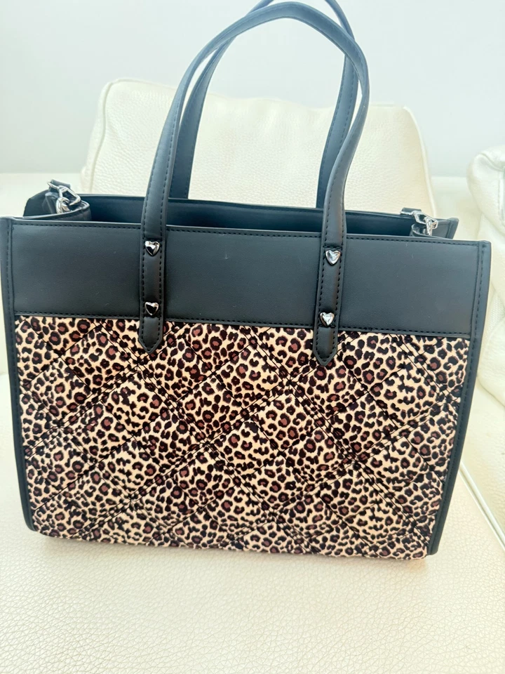 BOLSO BANDOLERA BETSEY JOHNSON XOBECA TOTE NEGRO LEOPARDO CON DIJE DE CORAZÓN DE PIEL SINTÉTICA Foto 4 de 4