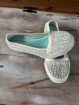 SKECHERS Breathe Easy Pretty Factor White Flats Women Size 10 Relaxed Fit Shoe