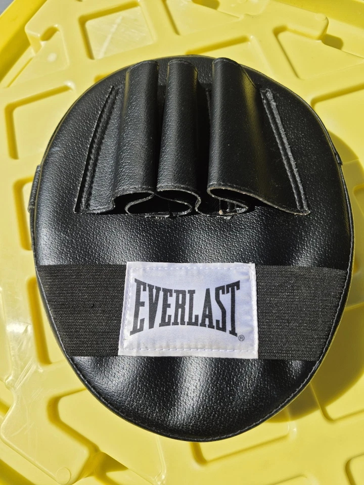 Everlast EverFresh Target Strike Pad Mitt Punch Pad Boxing 2 Mitt Only Sparring - Image 4 of 4