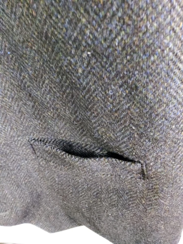 Orvis Signature Collection Men's Grey Herringbone Wool Tweed Waistcoat Size XXL - Image 4 of 4