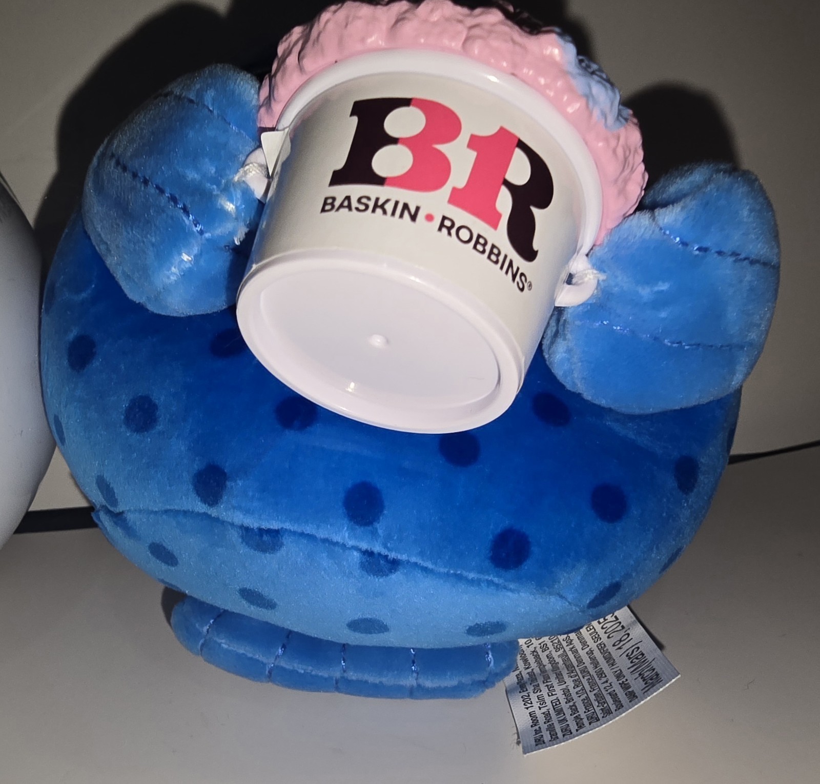 Series 3 Snackles Olivia The Blue Parrotfish Holding Baskin Robin Ice Cream
