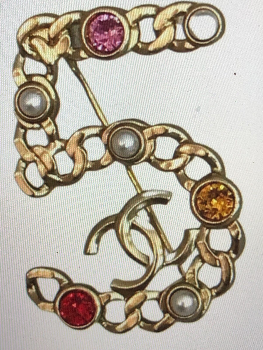CHANEL 21P NEW 'CHANEL No 5' GOLD PEARL JEWELED CC LOGO BROOCH PIN
