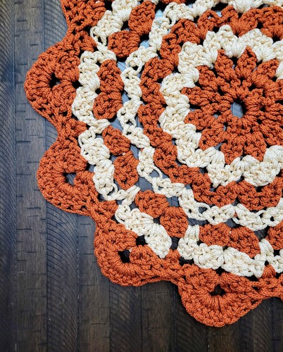 Tapete de ganchillo con cordón de macramé vintage en marrón rojizo y crema de 25" de diámetro - Imagen 8 de 12