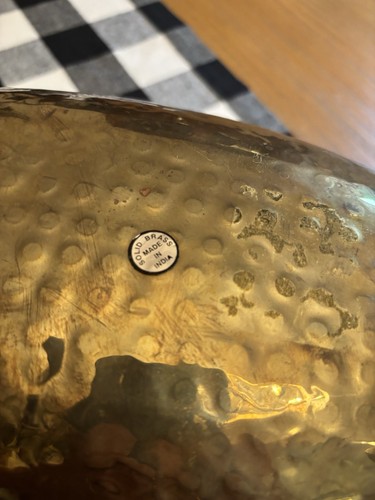Maceta martillada de latón macizo con patas y asas - Imagen 10 de 10