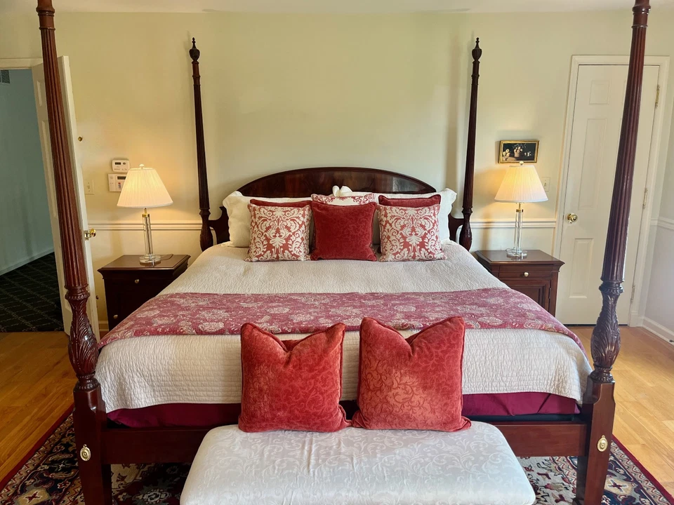 Пара прикроватных тумбочек в медалианском стиле Ethan Allen Cherry 21"Wx 17'Dx27"H. Набор из 2 - Изображение 2 из 4