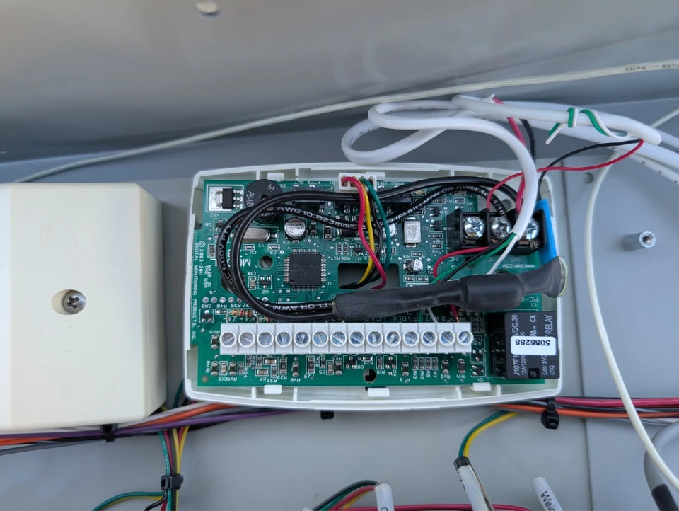 DMP XR550 con panel grande, potencia, 734 weigand y expansor de salida 716 Foto 4 de 4