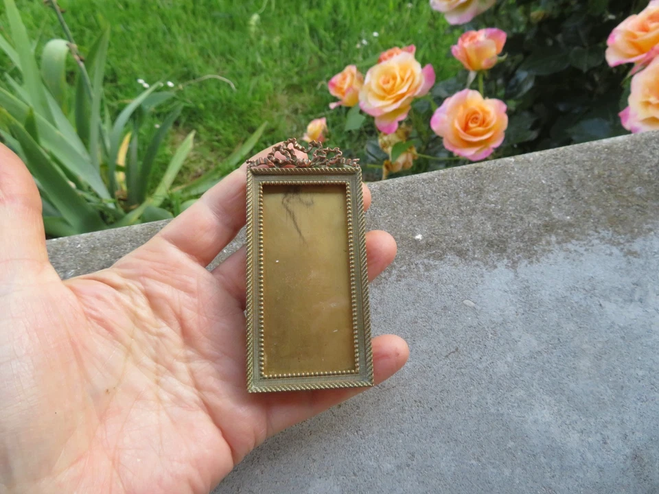 ancien petit cadre photo en bronze et laiton à posé 9.7 cm - Photo 1/4