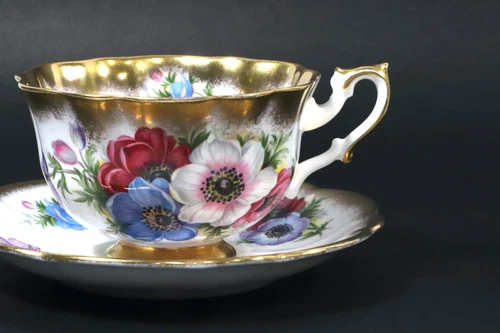 A PAIR OF ROYAL ALBERT GOLD CREST ANEMONE PUFFY GOLD FLUTED TEA CUPS AND SAUCERS