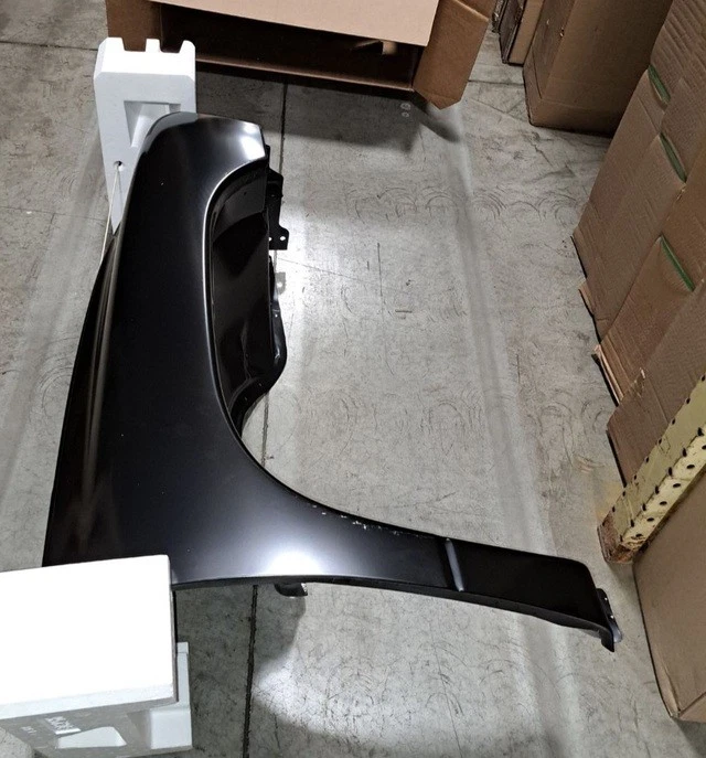 Guardabarros derecho Mopar original 55255030AF Foto 2 de 4