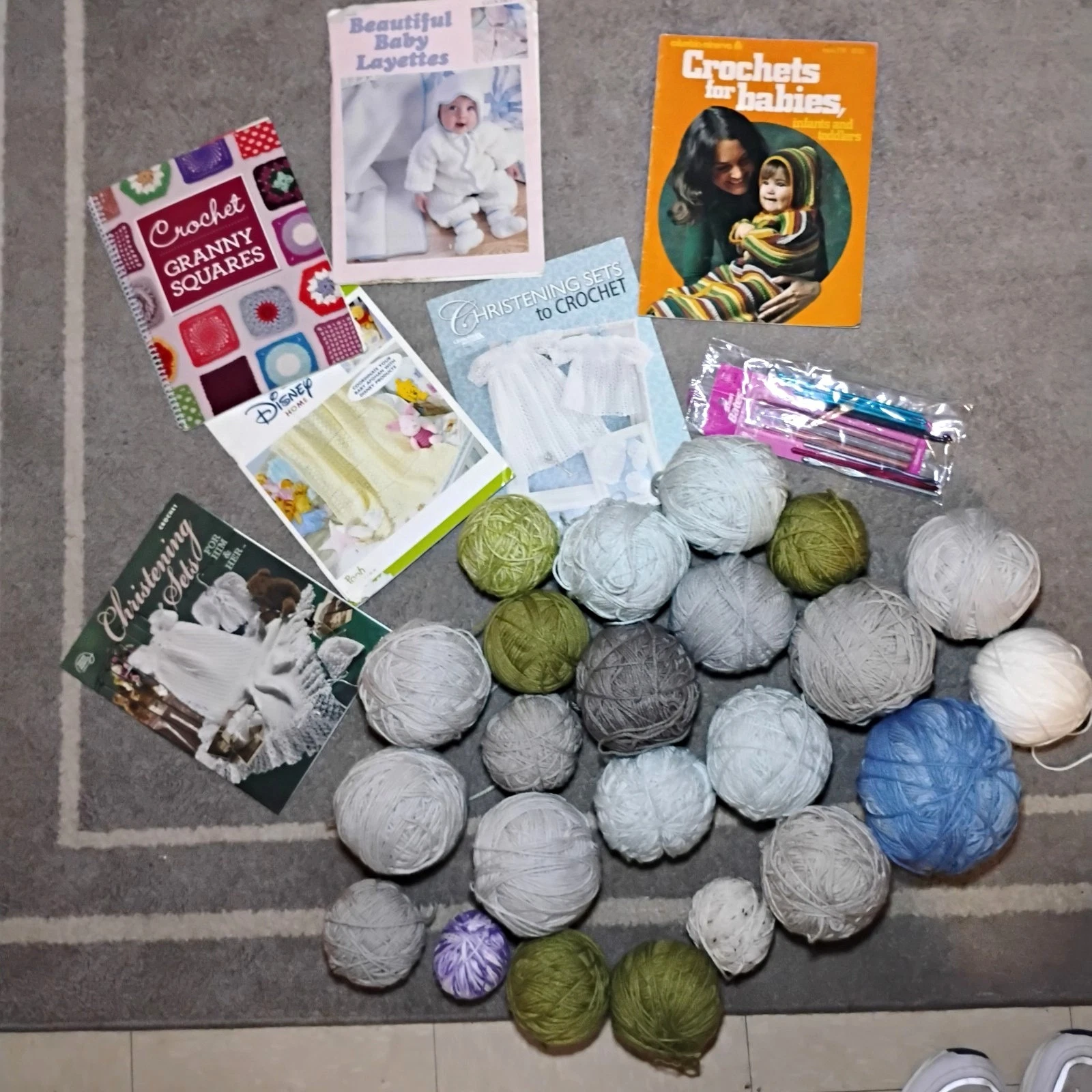 Mixed Lot Plain Yarn Balls Gray Blue Green White Purple w/ Crochet Books & Hooks image 1