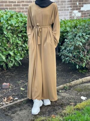 Einfacher Mokka marokkanischer Crepe Abaya schick und klassisch mit Gürtel und Taschen
