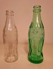 Coca-Cola 2x Glasflasche Konturflasche &ndash; 1x klar & 1x gr&uuml;n, Schriftzug