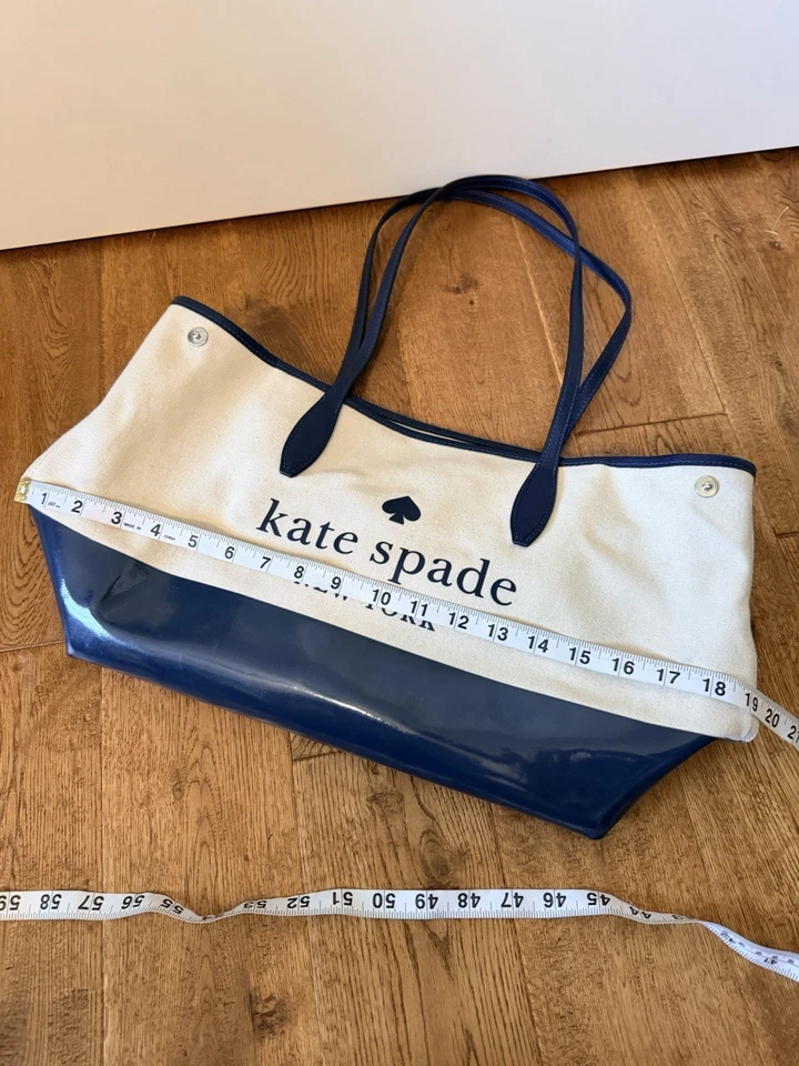 Bolsa tote Kate Spade clássica pequena rua encaixe lateral boné noturno azul marinho lona patenteada - Imagem 4 de 4