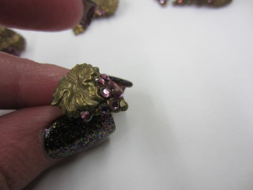 Hermoso Lote de Broches y Pendientes Vintage PÚRPURA Estrás GRAPE - Imagen 5 de 8