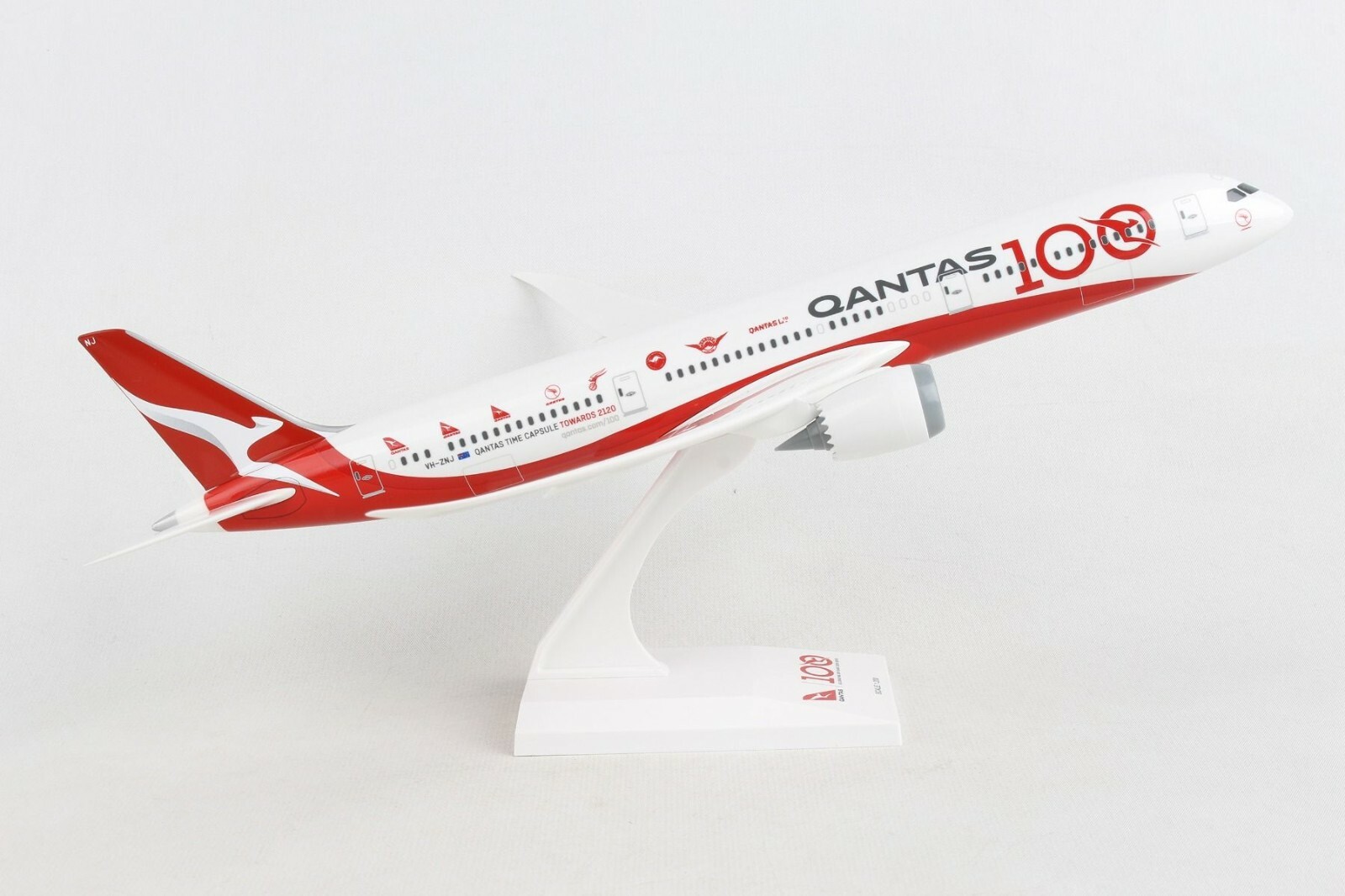 Skymarks SKR1044 Qantas Boeing 787-900 100th Annv Desk Top Model 1/200 Airplane