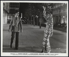 RICHARD BENJAMIN KAREN BLACK in Portnoy's Complaint '72 HAND IN AIR