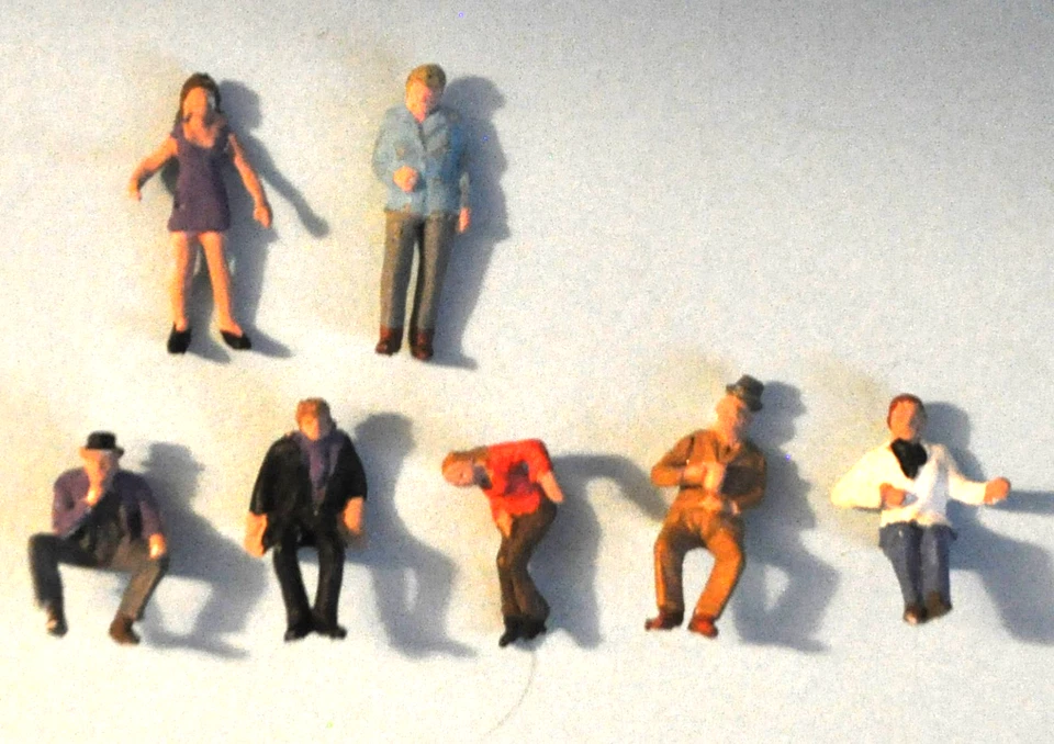 Woodland Scenics - HO Set of 7 Sitting & Standing Figures - Image 3 of 3