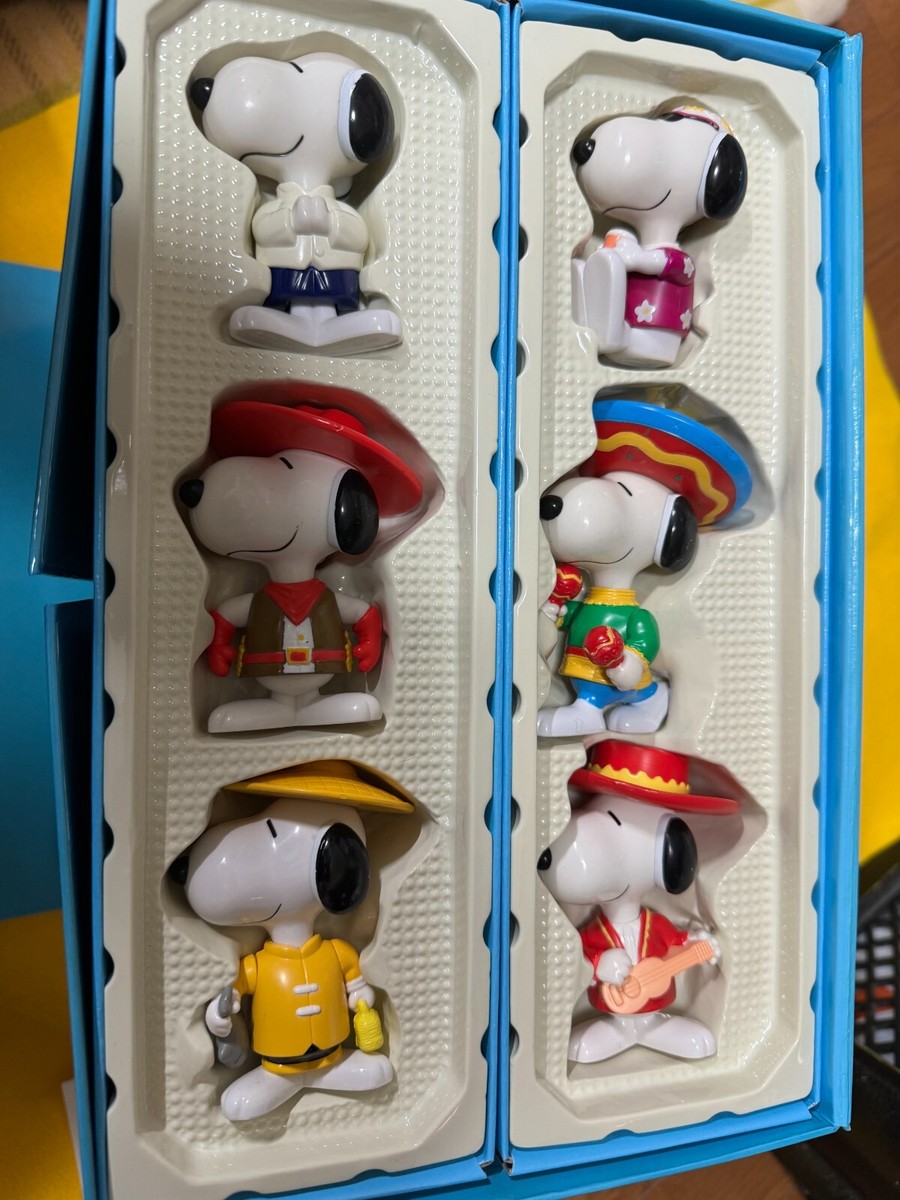 Peanuts Snoopy World Tour 1998 Toy Collection Box 28 Pieces