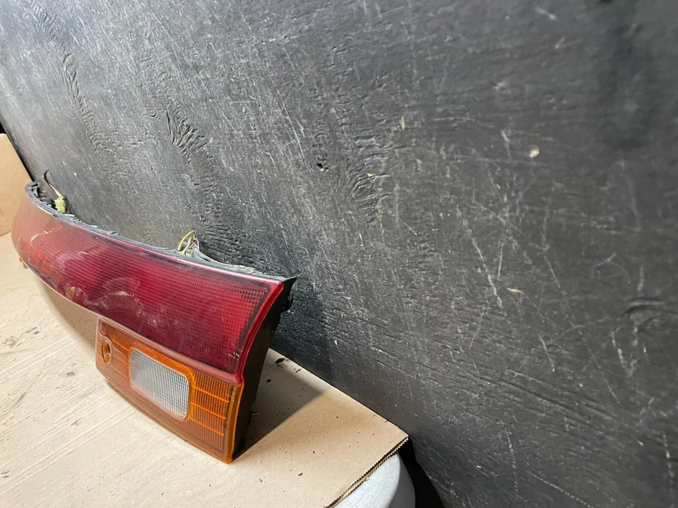 Panel de luz trasera central montado en el maletero Subaru Legacy Wagon 1995 a 1996 J3661 DG Foto 2 de 4